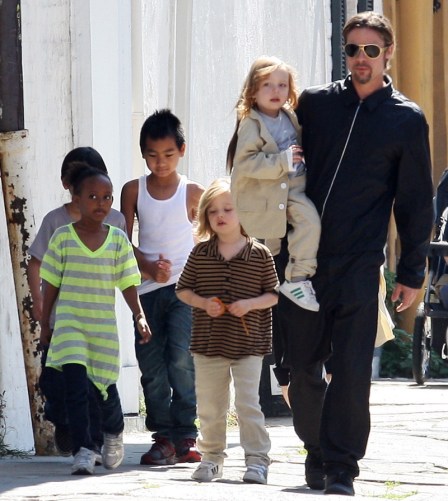 Brad Pitt com os filhos Maddox, Zahara, Shiloh, Pax e Vivienne