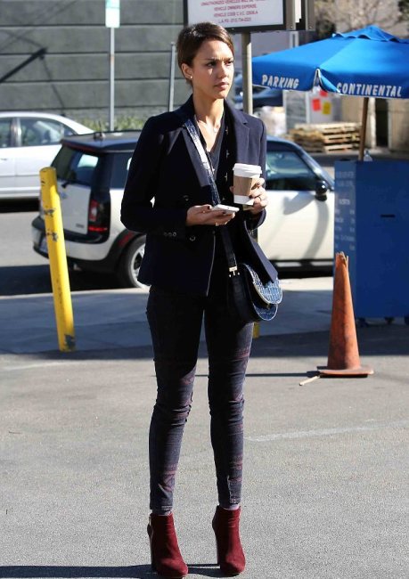 jessica-alba-tavern-brentwood-genetic-denim-shya-war-paint-print-jeans