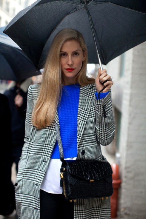 NEW-YORK-FASHION-WEEK-NYFW-STREET-STYLE-BRIGHT-BLUE-CLASSIC-PRINTS-JOANNA-HILLMAN-EDITOR-STYLE-HARPERS-BAZAAR-RED-LIPS-LIPSTICK-SIDEPART-HOUNDSTOOTH-PRINT-COAT-JACKET-BRIGHT-BLUE-KNIT-CROPPED-LAYERED-SWEATER-CROC-CROSSBODY-BAG