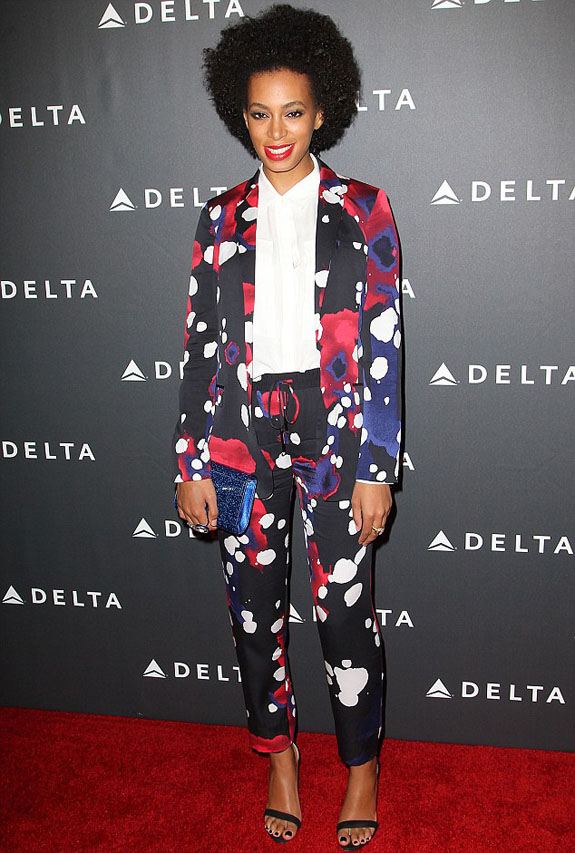 02-solange-knowless-delta-airlines-grammy-awards-event-diane-von-furstenberg-spring-2013-printed-vint-blazer-and-benett-pants