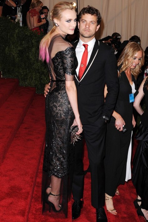 Diane Kruger num vestido Chanel com o namorado Joshua Jackson num fato Dior Homme