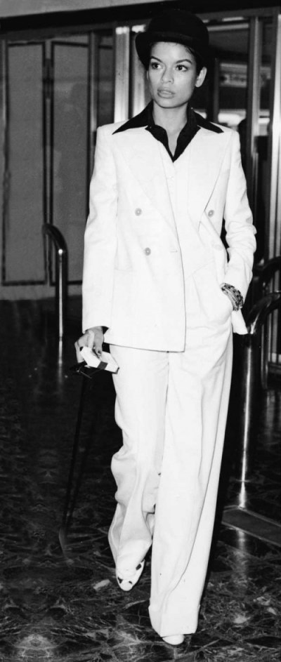 mick-jagger-bianca-fashion-style-harry-caresse-003