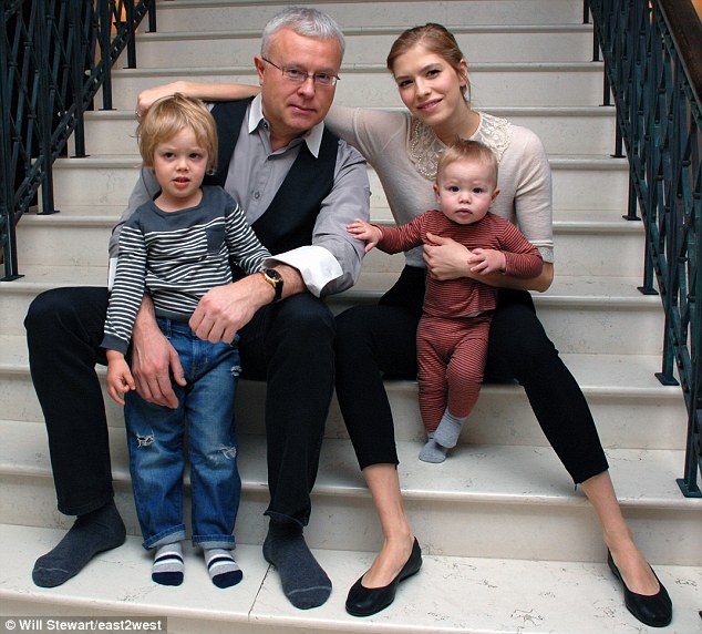 Com o marido e filhos