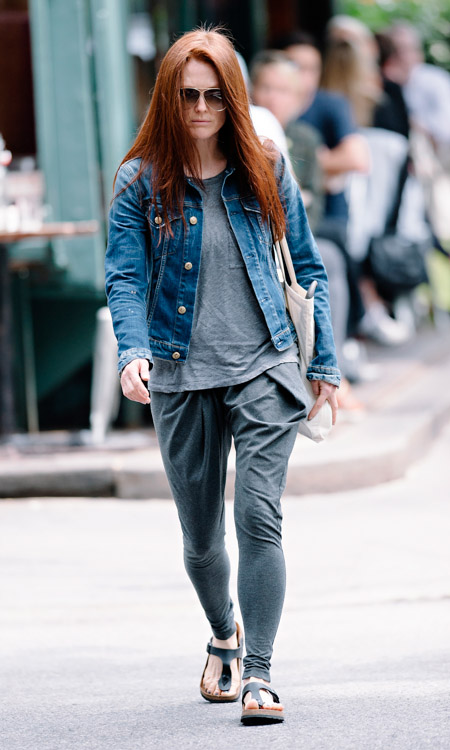 Julianne-Moore-Birkenstock-Gizeh-Sandals-1