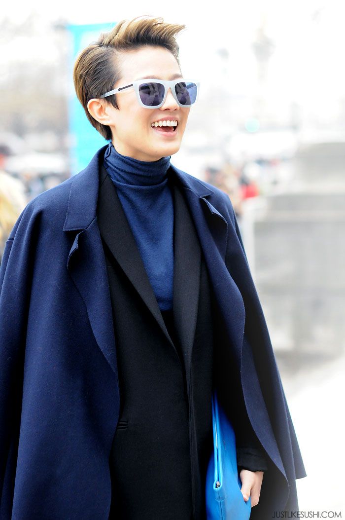 Este modelo mas num azul mais escuro